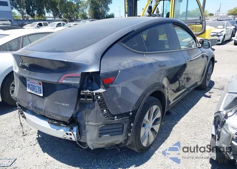 2023 Tesla Model Y Awd/Long Range Dual Motor All-Wheel Drive z USA, uszkodzony, nr VIN 7SAYGDEE7PA089135